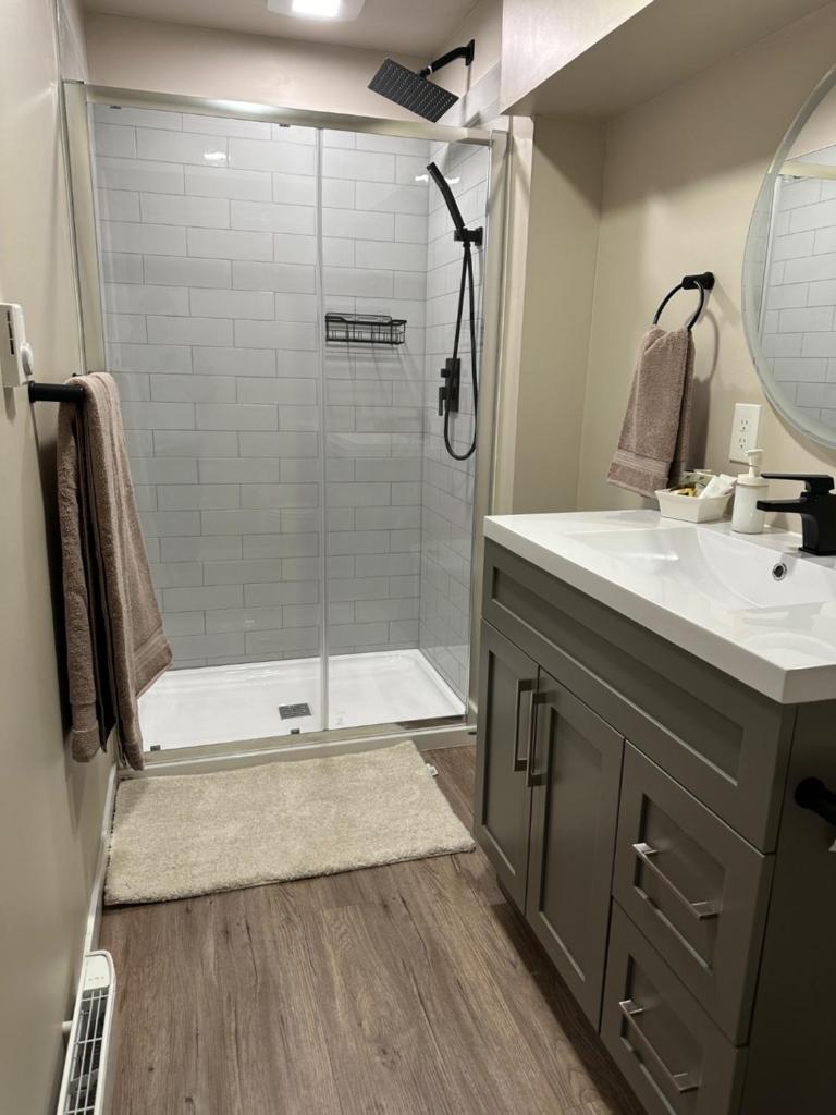 Entire Basement Guest Suite In Cranbrook photo 1