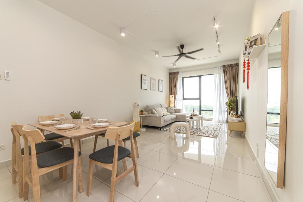 Midvalley Ins MUJI 2BR 6Pax Mosaic Southkey by Our Stay photo 2