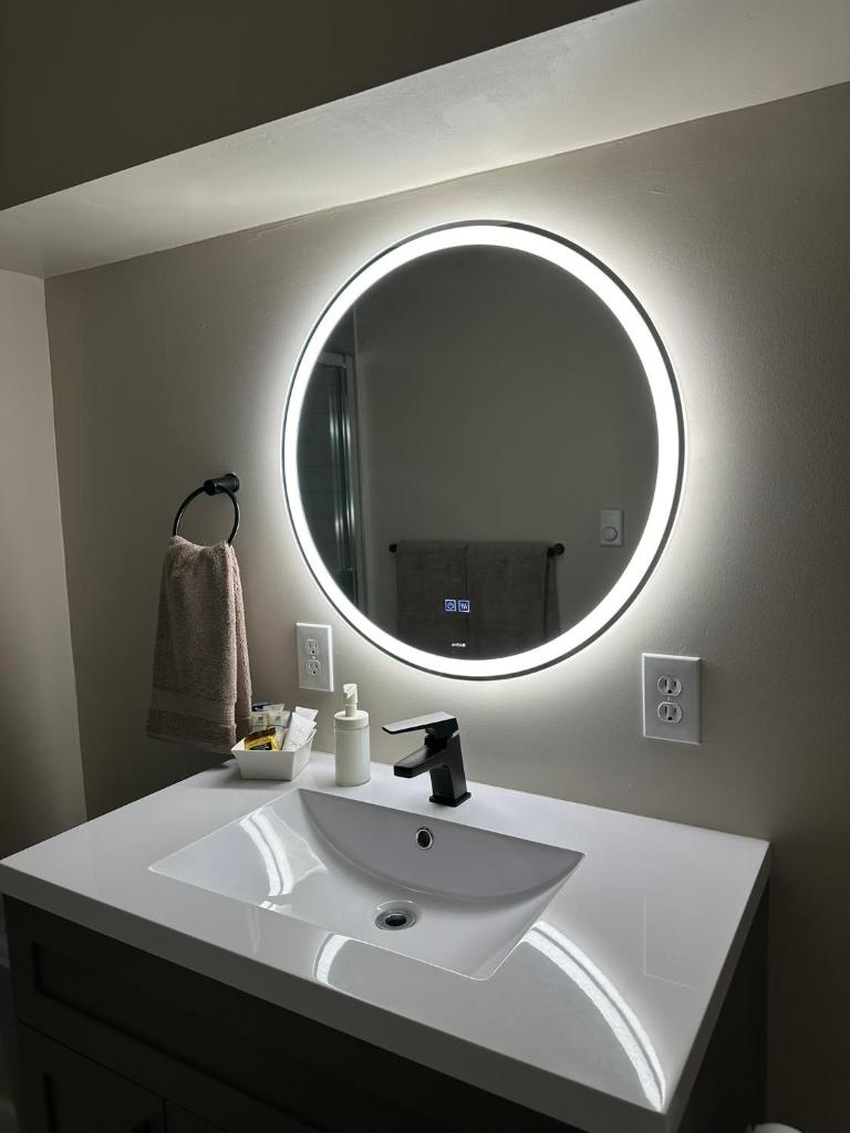 Entire Basement Guest Suite In Cranbrook photo 4