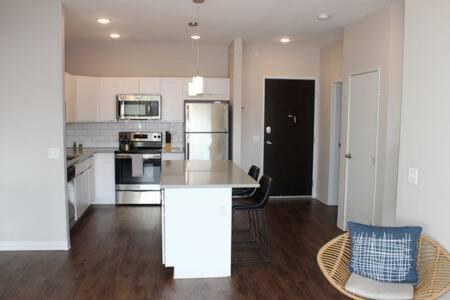 4 mi to Jack Thrice Stadium + amenities photo 1