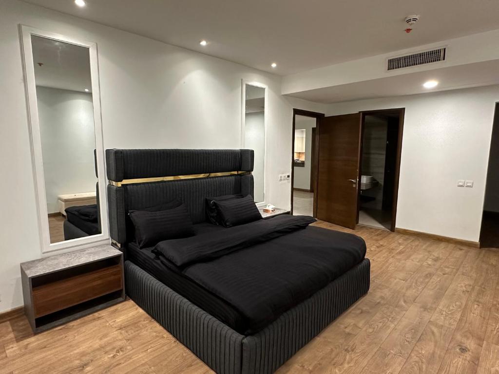 The pent house, penta square photo 1