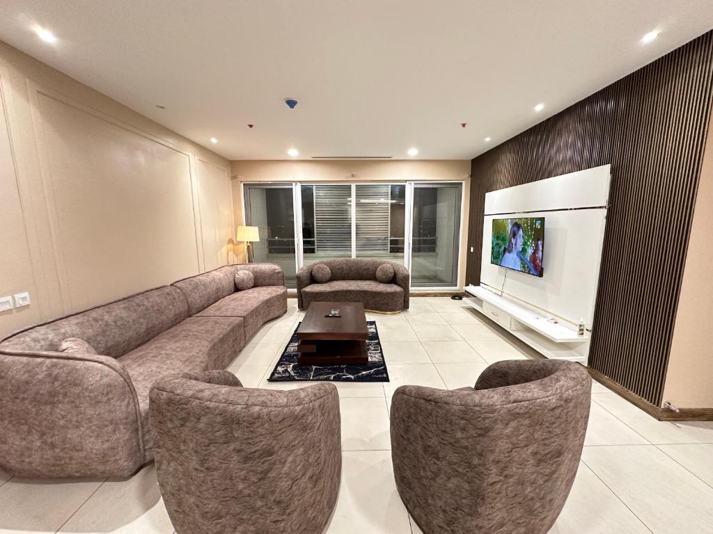 The pent house, penta square photo 3