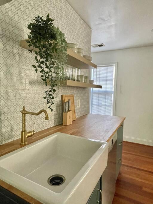 New, Modern, 3 bed/3 bath Apt, 10 miles to DC! photo 2