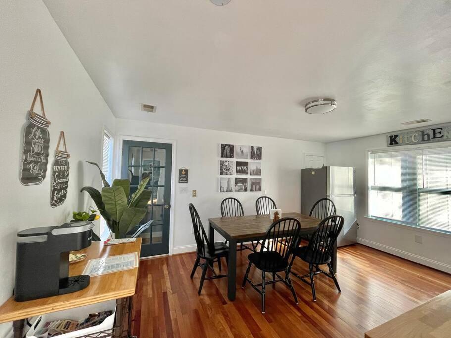 New, Modern, 3 bed/3 bath Apt, 10 miles to DC! photo 4
