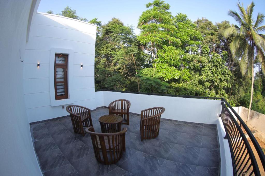 Hide Hiriketiya Villa photo 4