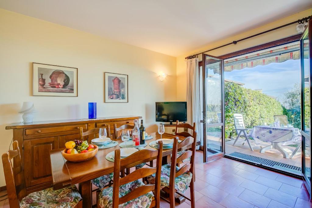 Falke House relax and lake view - Happy Rentals photo 1