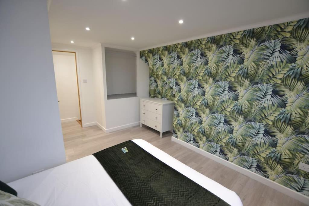The Hive 4 Bed House Pool Table Air-con - Tap to explore photos