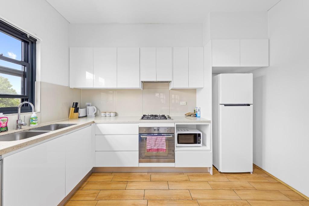 NEW 2 Bedroom APT in Heart of Campsie photo 4