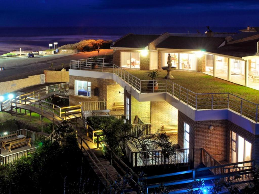 Kelly's Beachfront Apartments photo 1