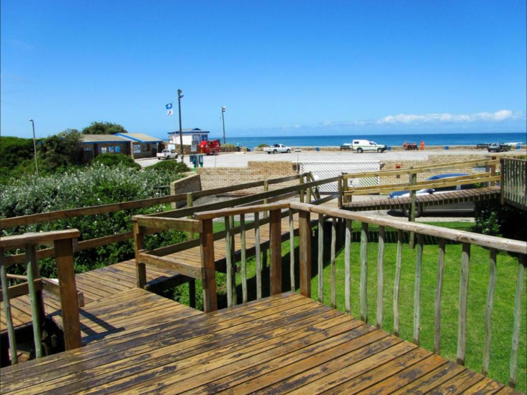 Kelly's Beachfront Apartments photo 4