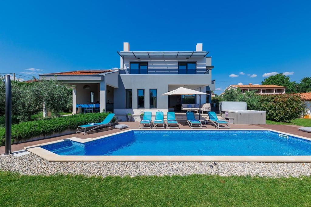 Villa Grande with Pool and Jacuzzi