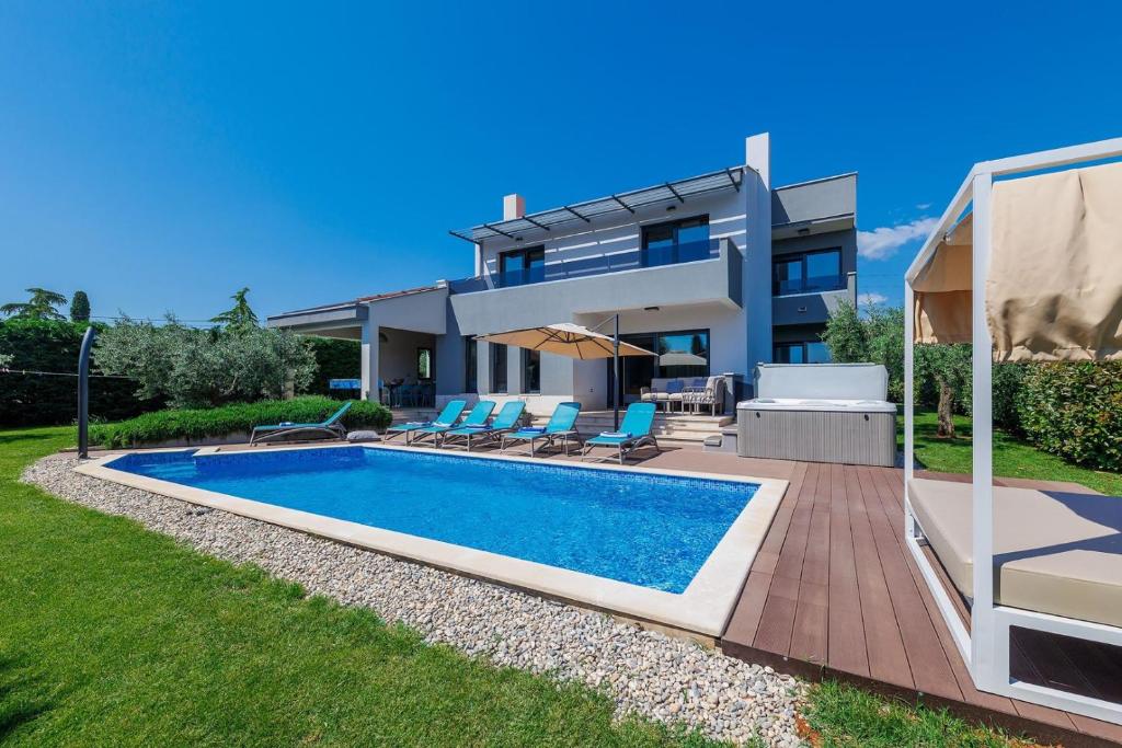 Villa Grande with Pool and Jacuzzi photo 1