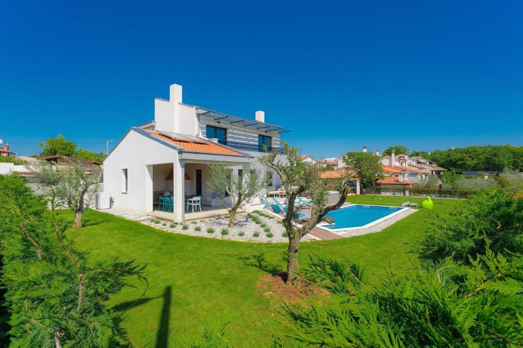 Villa Grande with Pool and Jacuzzi photo 2