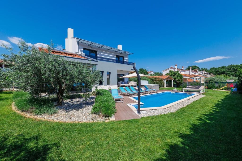 Villa Grande with Pool and Jacuzzi photo 4