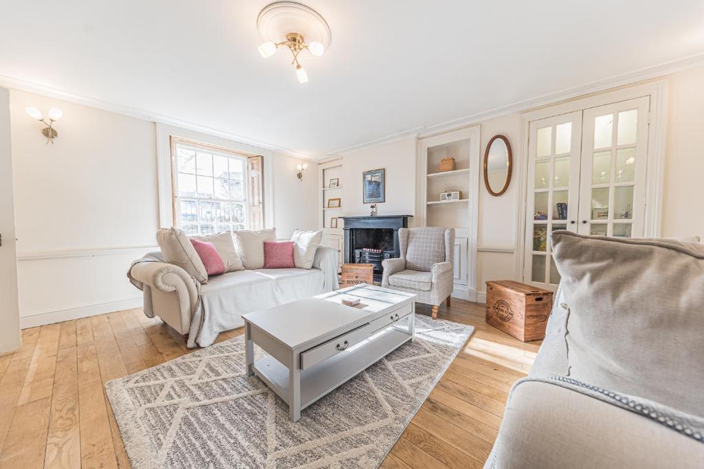 Central Kendal Georgian Home with private courtyard & free parking - Tap to explore photos