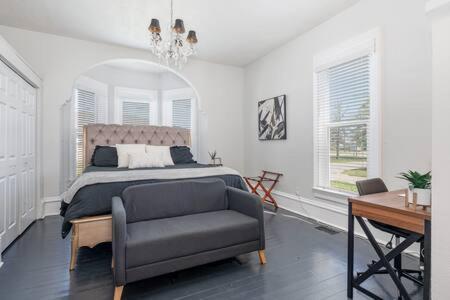 Beautiful downstairs 1bed 1bth charmer- Pet Friendly photo 1