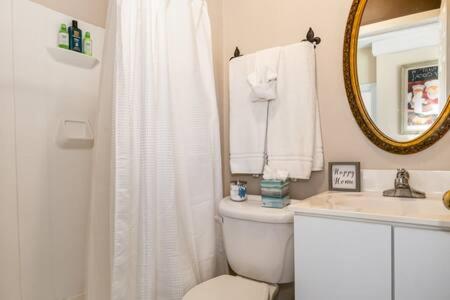 Studio w King Bed Walking distance to Beach & Shops photo 2