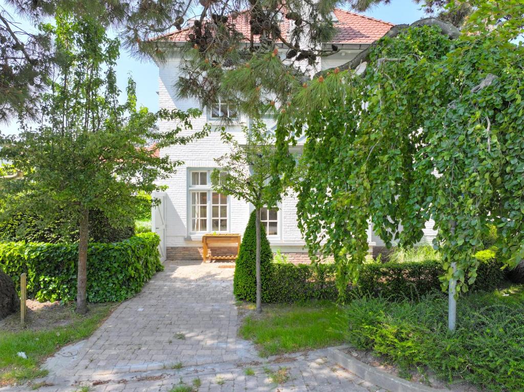 JAMES 12 - spacious and charming townhouse in oud Knokke photo 2