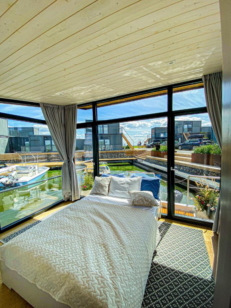 Twin Boat photo 1