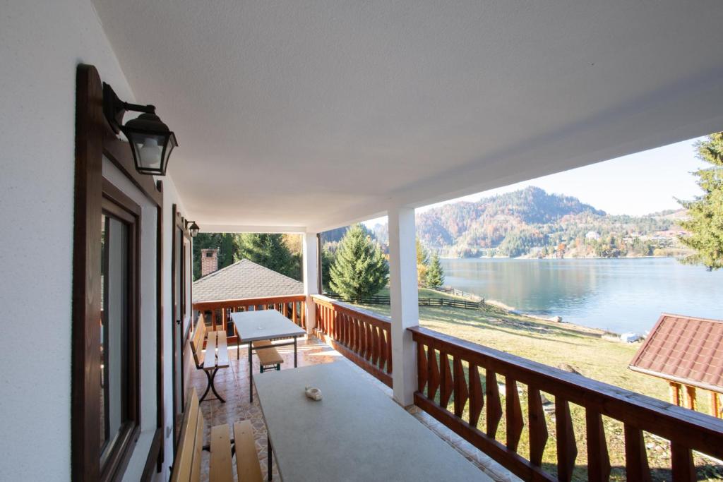 CASUTA LANGA LAC photo 2