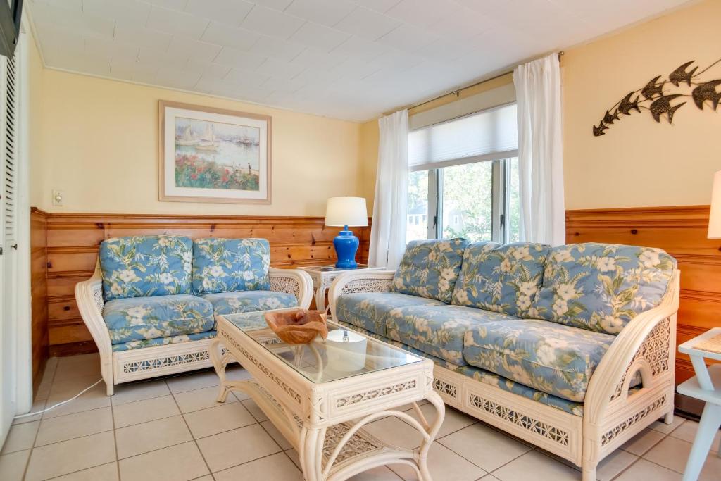 Coastal Cape Cod Charmer Walk to Beach and Main St! photo 4