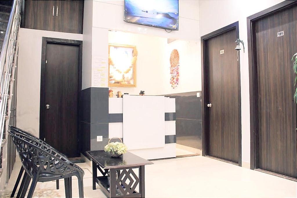 HOTEL NOOR RESIDENCY -- Golden Temple Market -- High Rated Hotel photo 4