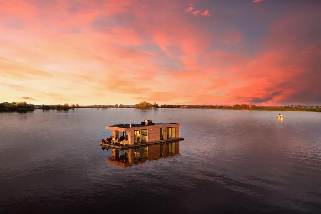 Surla Houseboat "De Albatros" in Monnickendam Tender included photo 1