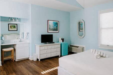 Classic King- Curry Mansion with Heated Pool! image