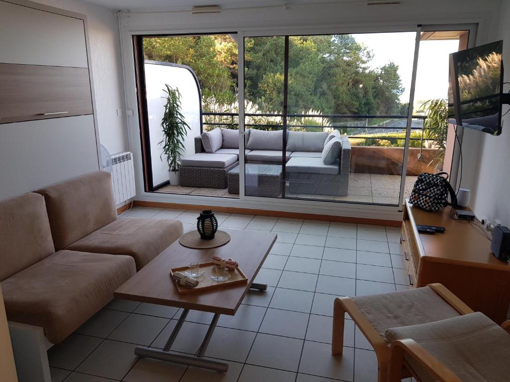 Studio dans résidence de standing avec parking et sa terrasse vue mer photo 3