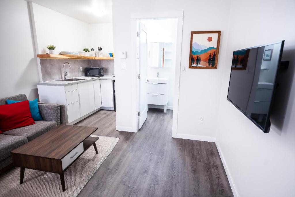 Kingfisher, Newly Renovated Suite on Ocean Inlet photo 1