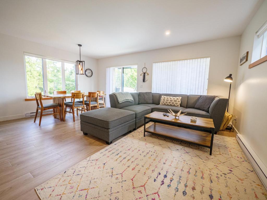 Storm Bay, Family Home with Hot Tub and Inlet View photo 1