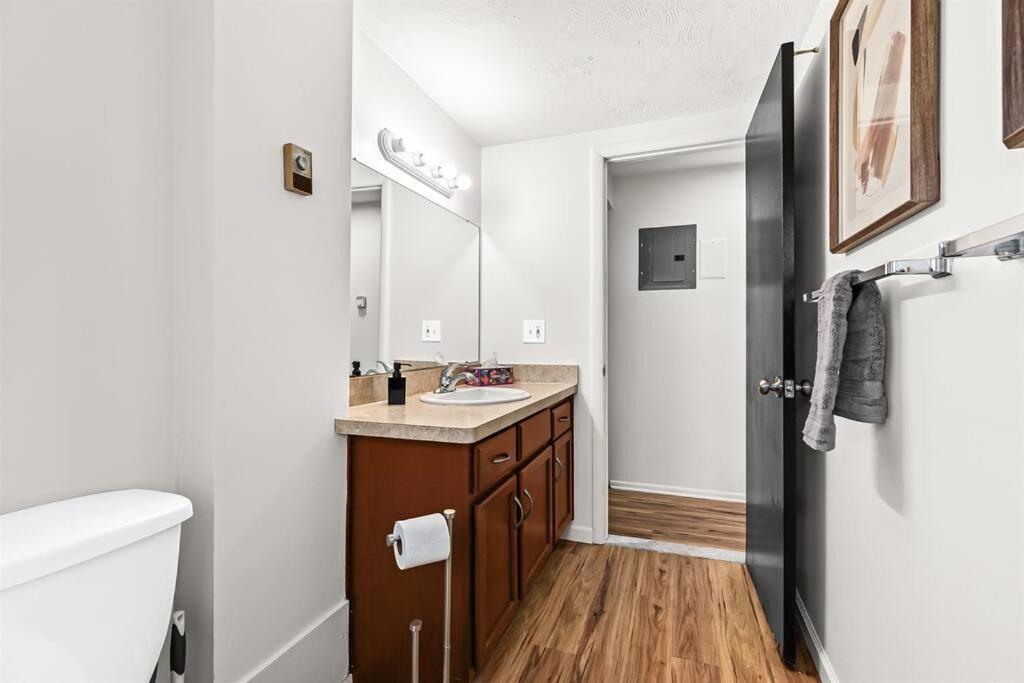 Spacious 1BR Flat near Downtown Royal Oak photo 2
