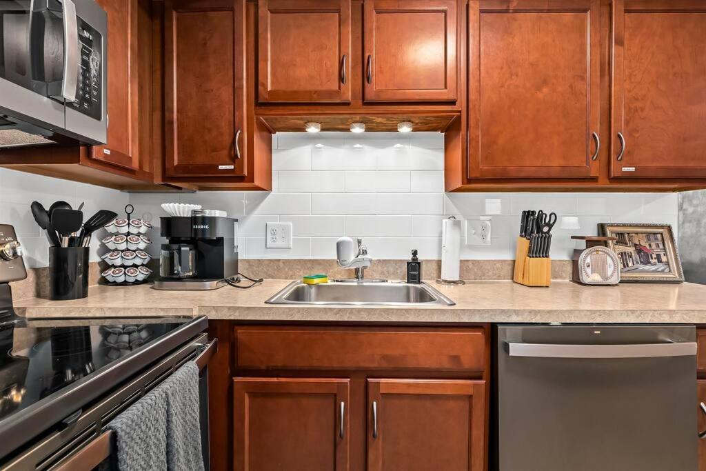 Spacious 1BR Flat near Downtown Royal Oak photo 3
