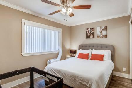 Awesome 3BR 2BTH 1 Block To Beach C2 - Tap to explore photos