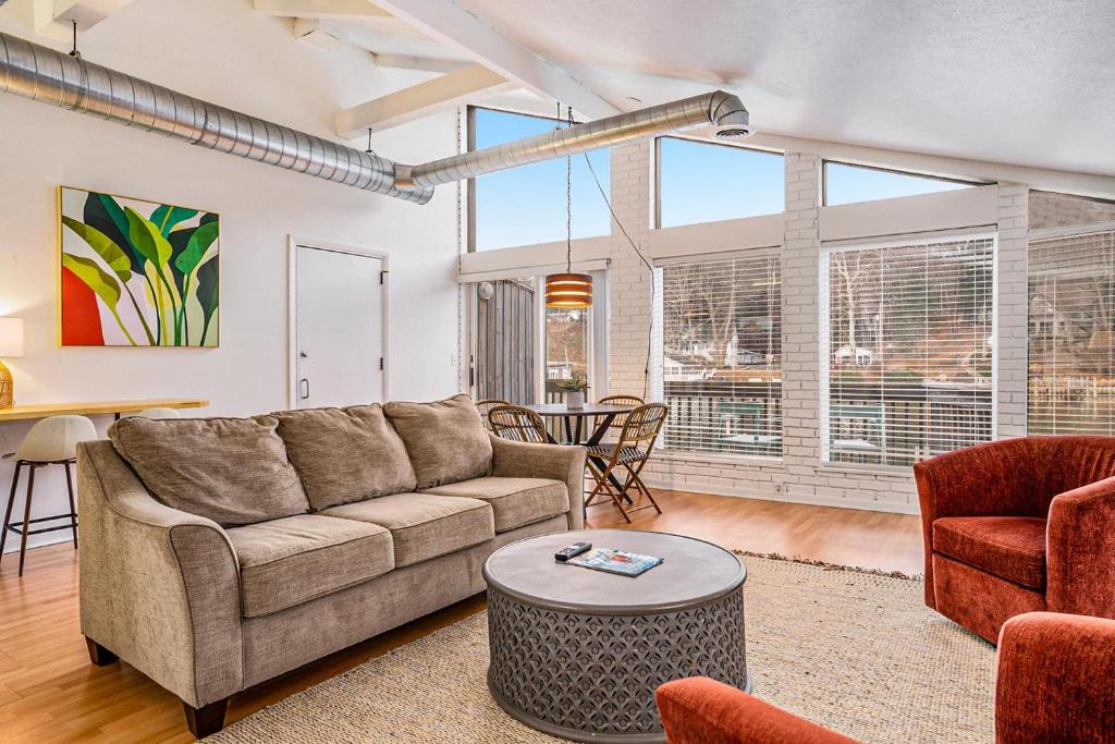 Riverside Suites - Unit B image