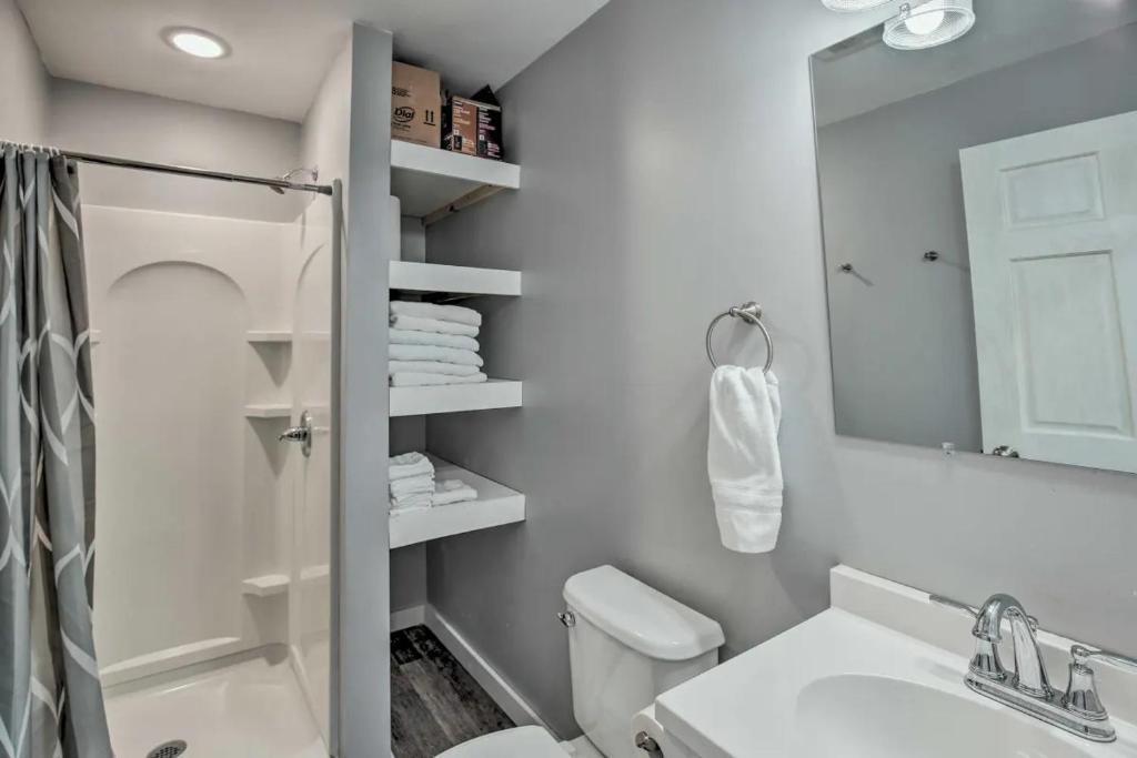The Pad-Spacious King apartment on main level photo 1