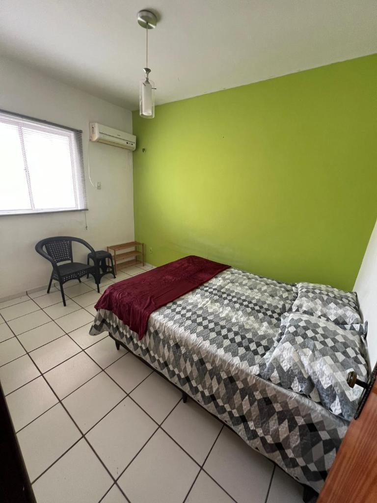 Quarto acolhedor em apto com ótima localização.