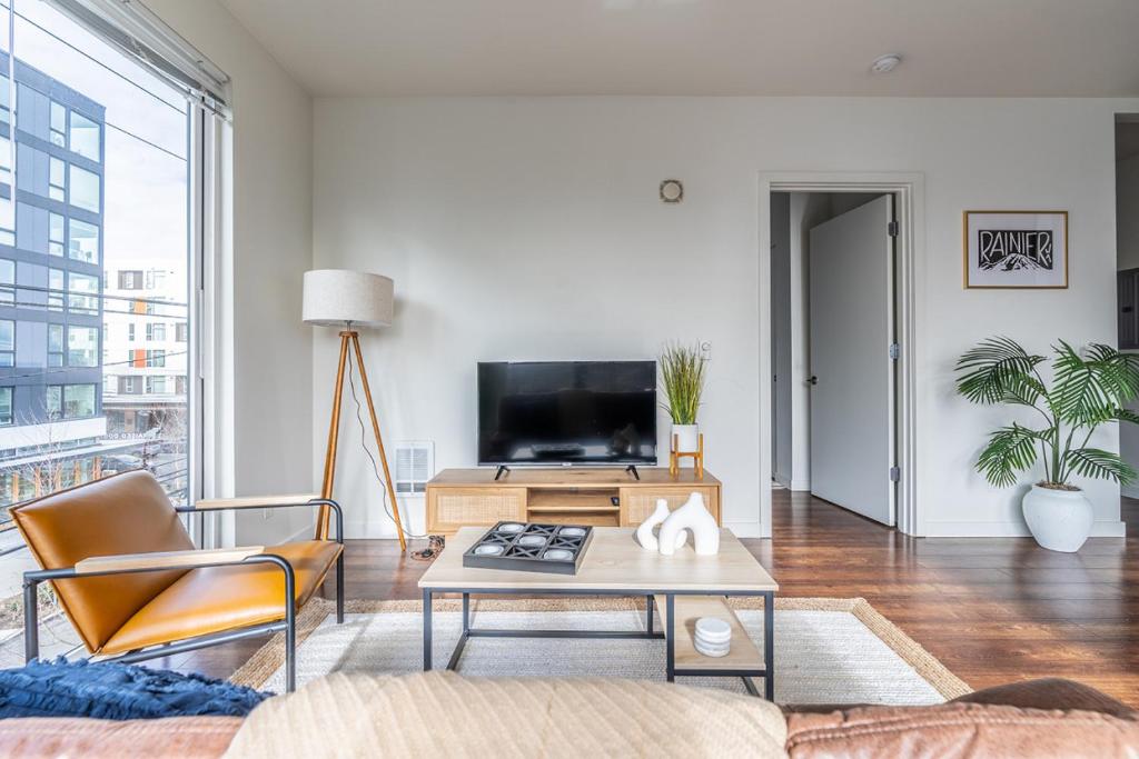 Close Downtown Modern Apartment - Pet Friendly, WiFi, Rooftop views photo 1