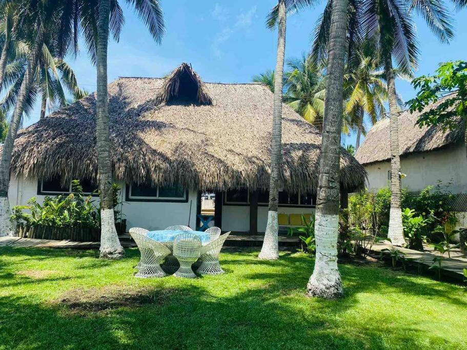 Casa de playa, en isla, frente al mar y canal