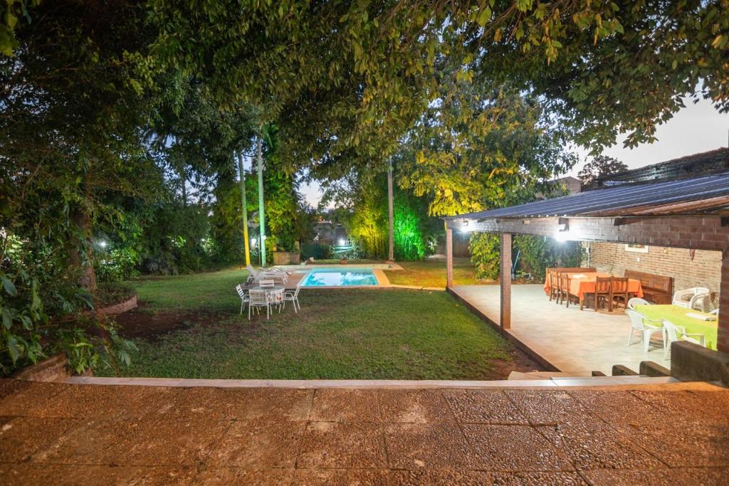 chalet con parque quincho y pileta
