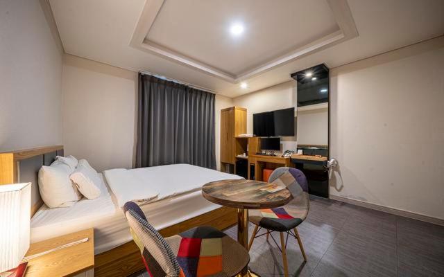 From H Amor Hotel Masan photo 2