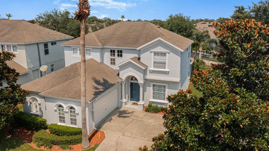 Villa Eman 5bed 4bath with Private pool& Hot Tub close 2 Disney & Legoland