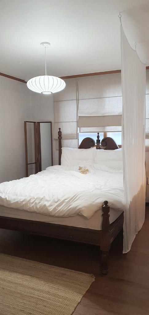Our moment #EuropeAirbnbmood#freeparking#cafebathroom#simmons#max4 photo 3
