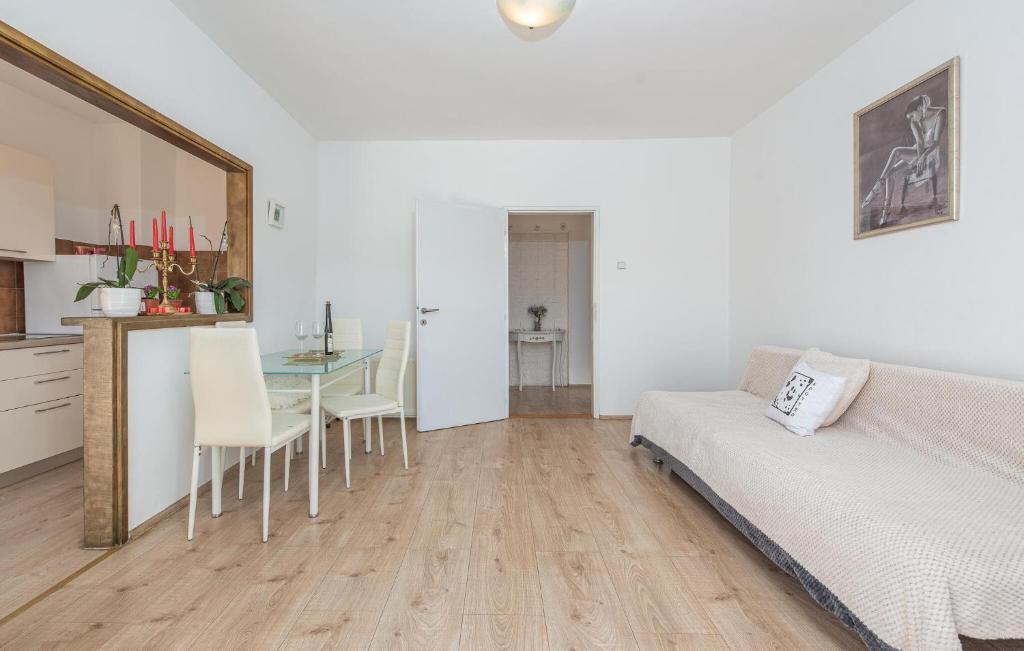 Amazing Apartment In Vlasici With Wi-fi photo 3