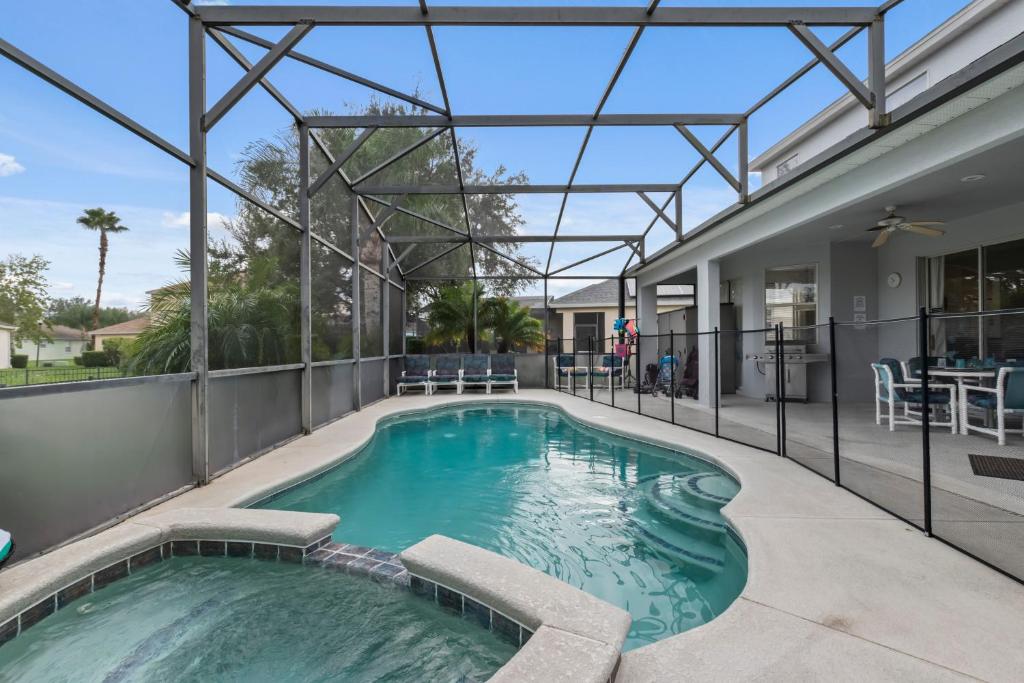 Villa Eman 5bed 4bath with Private pool& Hot Tub close 2 Disney & Legoland photo 4
