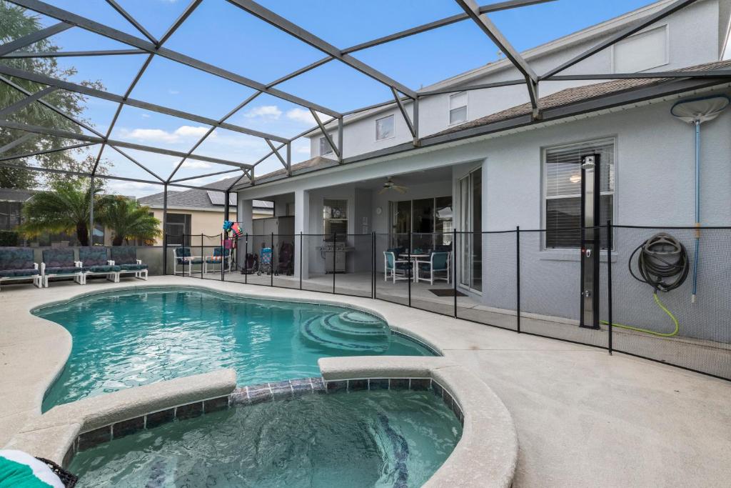 Villa Eman 5bed 4bath with Private pool& Hot Tub close 2 Disney & Legoland photo 1