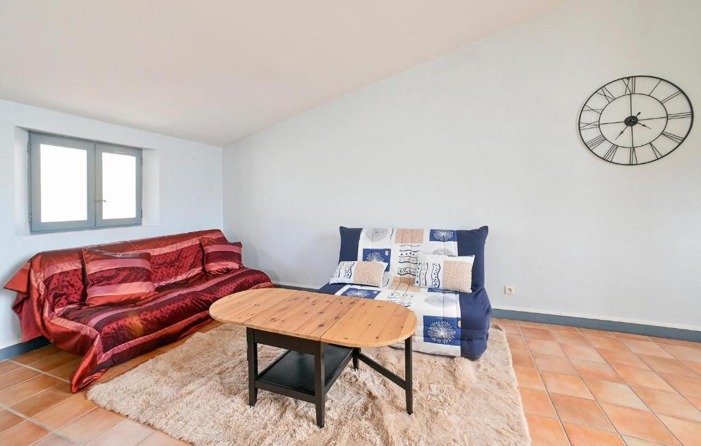 Gorgeous Apartment In Beaucaire With Kitchen photo 2