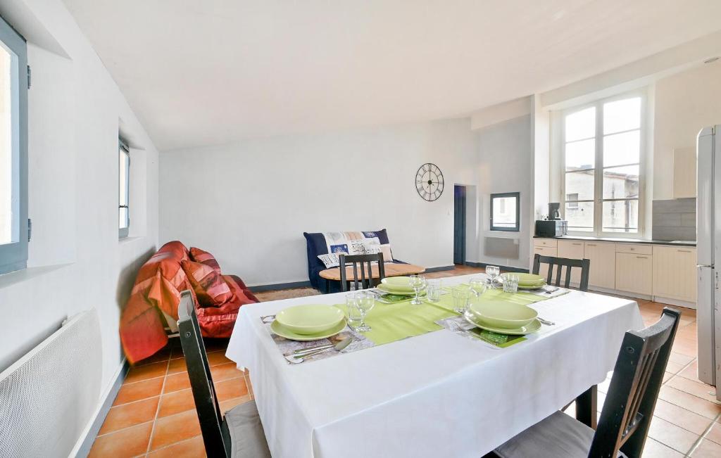 Gorgeous Apartment In Beaucaire With Kitchen photo 3