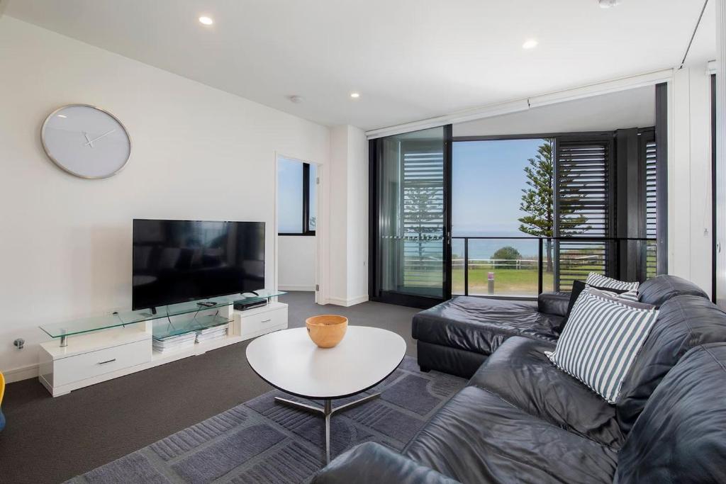 The Sandpiper - A Newy Beachfront Beauty photo 2