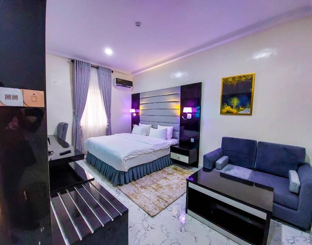 Chillers Hotel and Suites photo 2